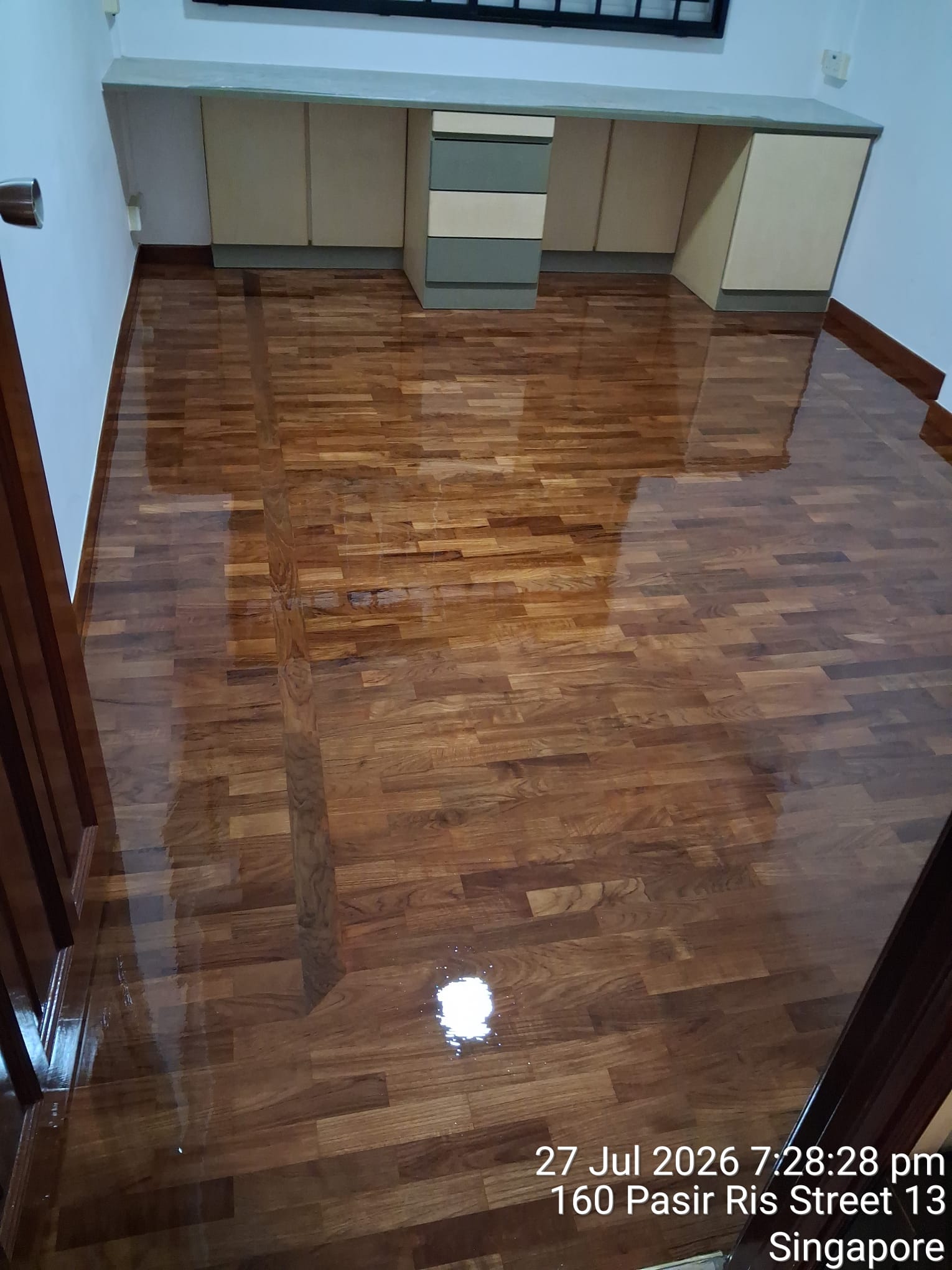 Parquet flooring dust-free sanding process in progress